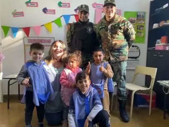 El Comando de Patrulla Rural visit a los nios del JIRIMM N 8